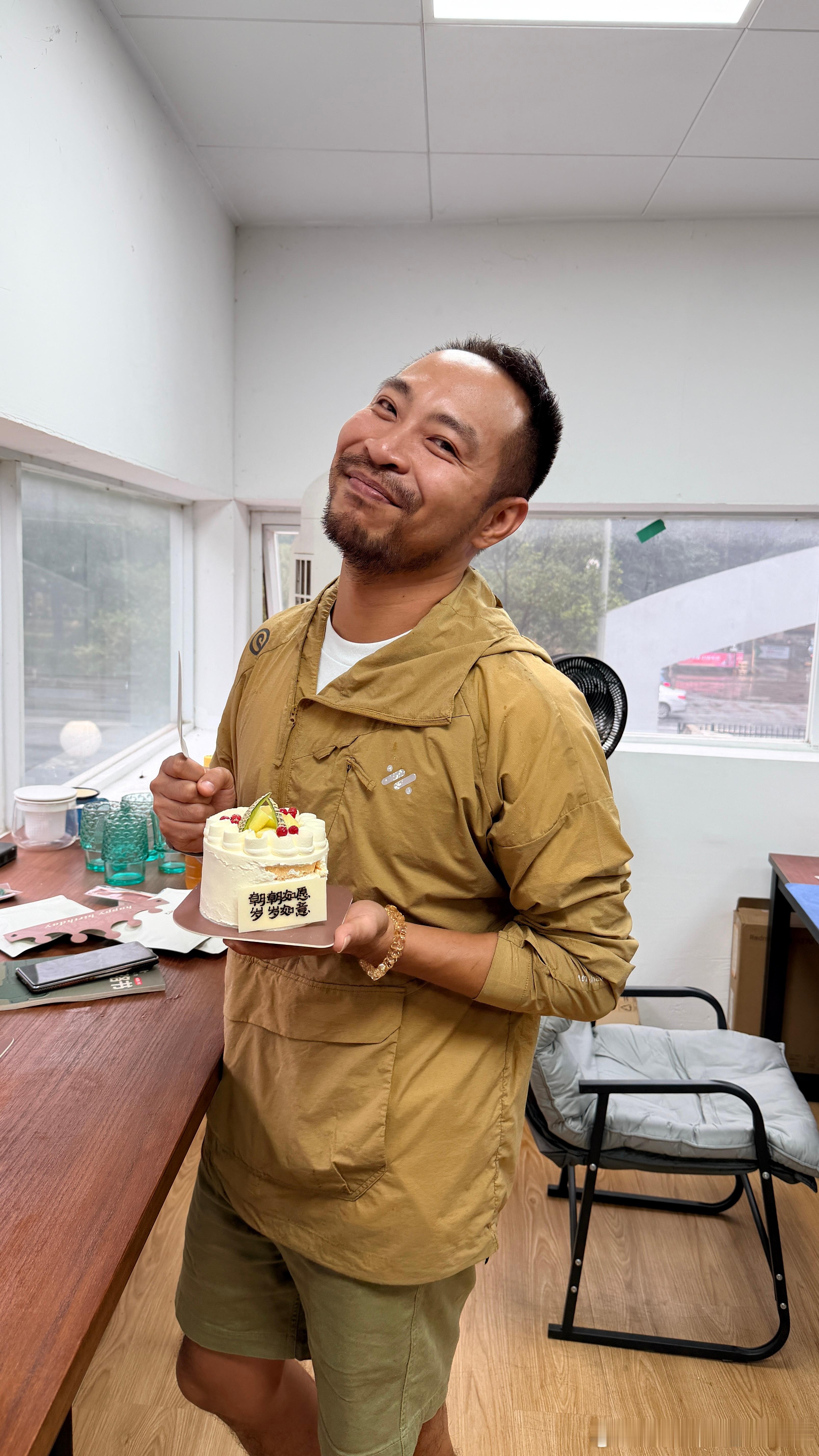 说吃了这块生日蛋糕，明年给公司买台保时捷当工作车那就祝大哥生日快乐早日提上保