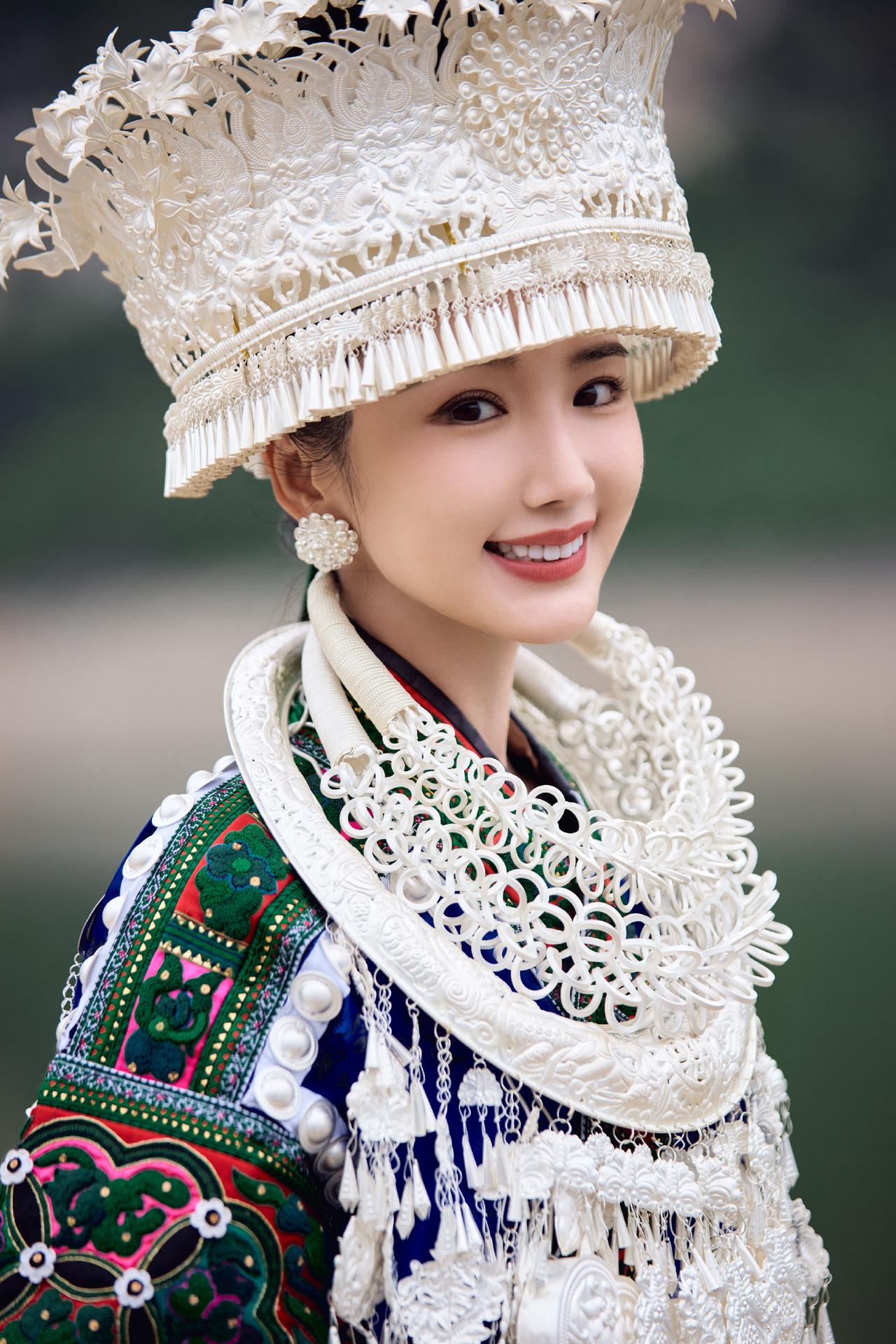 优雅与性感，你会怎么选美女明星穿搭写真