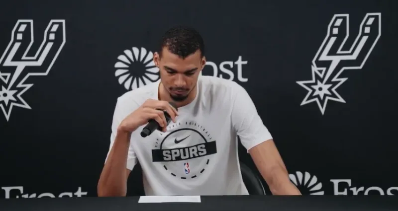 今日，马刺记者JaredWeiss报道，维克托-文班亚马因右脚踝酸痛，明日对阵