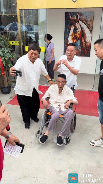 杨议今天哭不出来了，当他看到网上的评论，气的地板都快剁烂了，原来有人说是他榨干