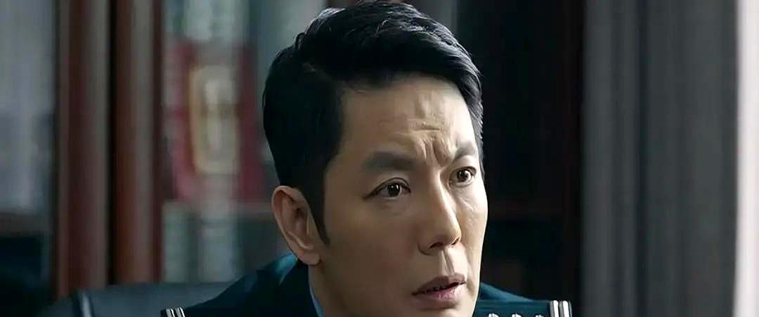 30集里，弹幕把钟雁宁骂成狗。他接个电话、递个眼神，都被盖章“黑警”。