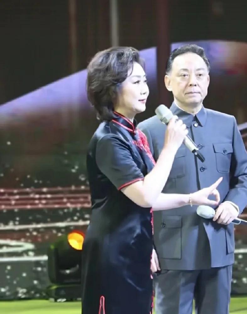 这俩人被曝了，内部人士说他们有多坏，俨然以前的戏子。真假咱也不知道，但从常理说，