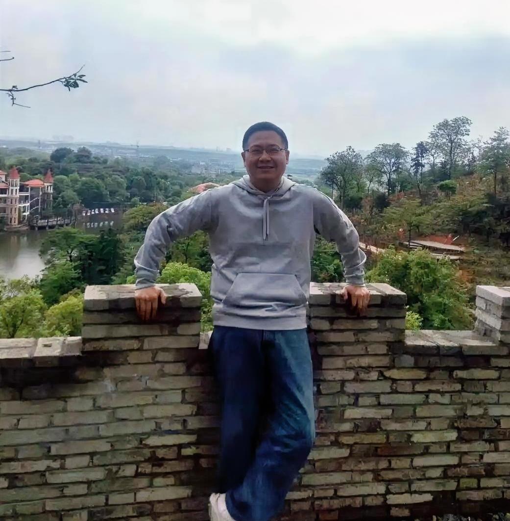 好开心呐，4月的养老金又提前了一天到账啦！我看了一下卡上的余额还剩有1.86