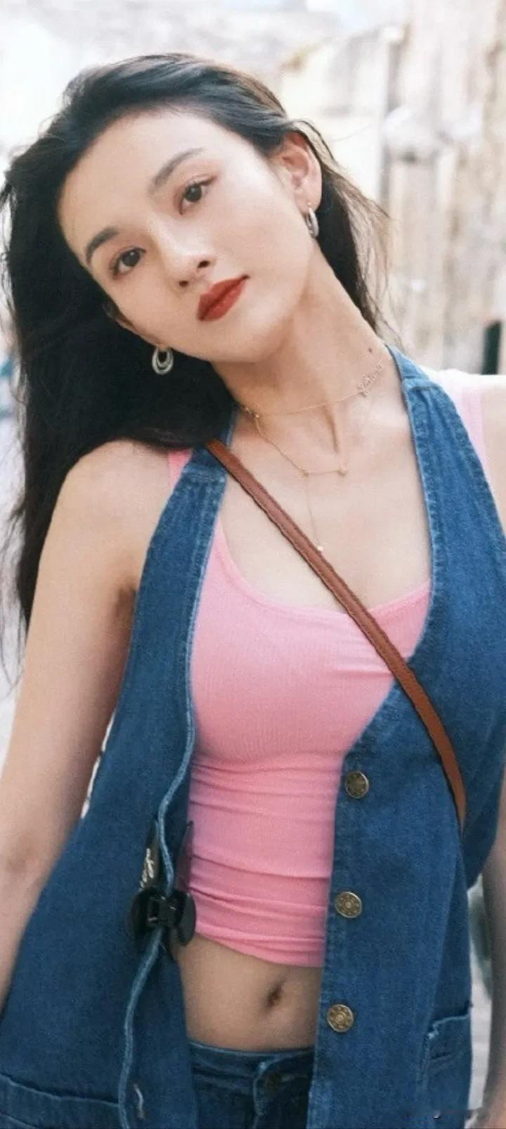27岁宋祖儿现在可是“姐力”十足，啥都敢穿了！尤其这身开放式牛仔装，体现出她随
