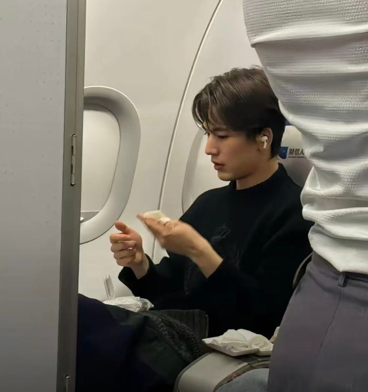 有网友在飞机上偶遇了张凌赫，这颜值状态也太不错了吧？