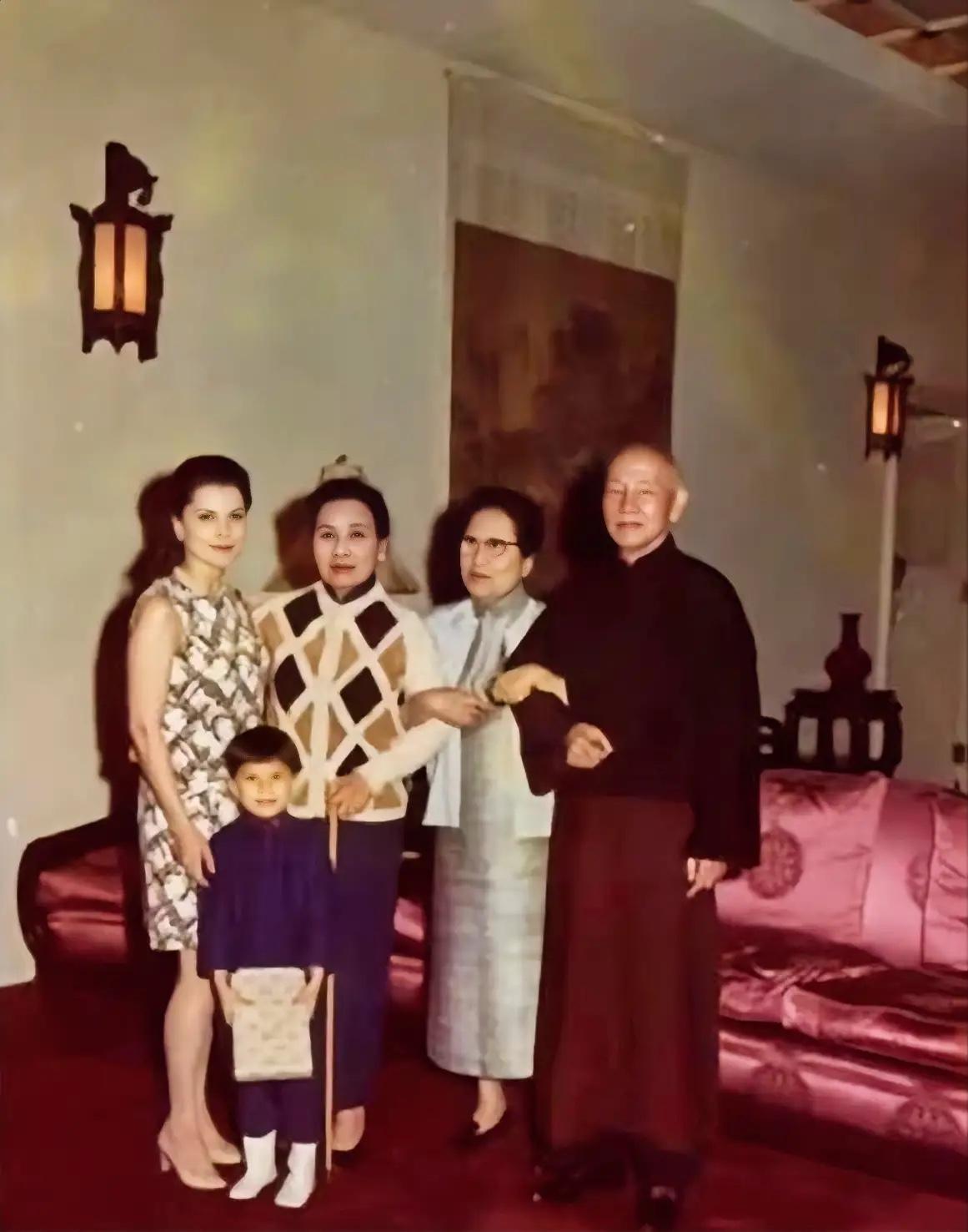 1969年7月，宋霭龄在台过80岁寿辰时期，挽着蒋校长与妹妹宋美龄，与蒋纬国夫人