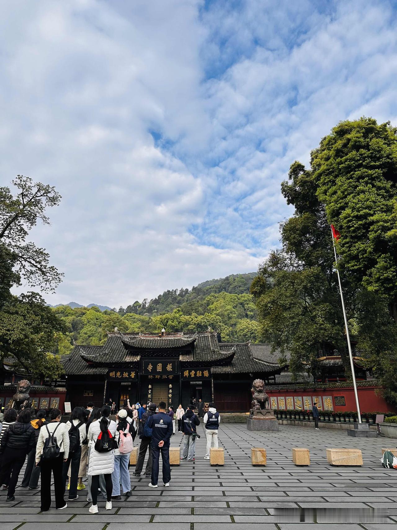 一直想去爬峨眉山，这次算是去了，山下风景不错，但九老仙府后面天气越来越差，到了雷