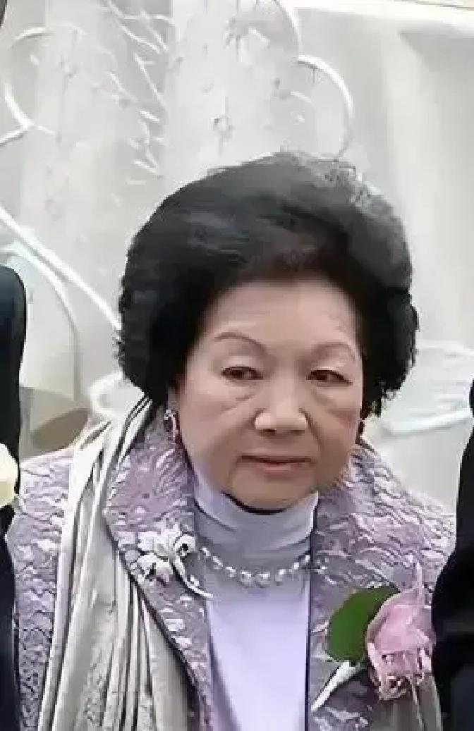1959年，霍英东向原配吕燕妮摊牌要娶冯坚妮进门，吕燕妮一滴眼泪没掉，直接把生意