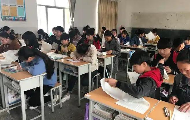 为什么现在的小学教育基本要靠家长？1、从教材上面就能看出，一年级就直接默认你会