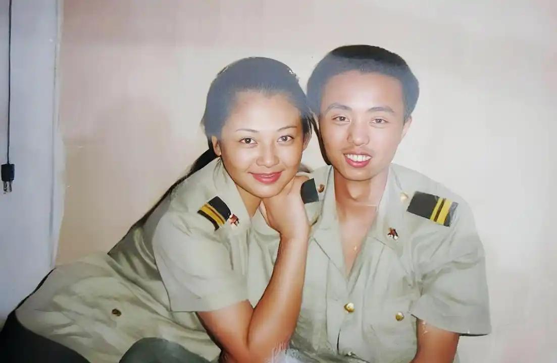 这是刘涛当兵第二年与一位男战友的留影旧照，拍摄于上世纪九十年年代，虽然皮肤黝黑，