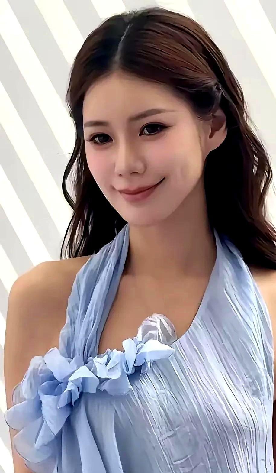 有网友说马筱梅的裙子太漏了，堪比古代青楼女子装扮。这年头真是啥都能被拿出来说道