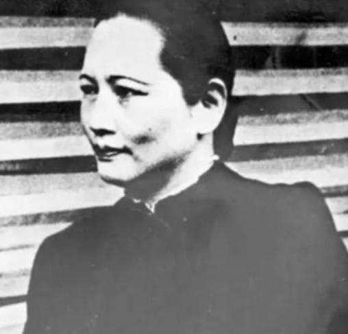 宋庆龄终生无子，1981年遗体检查，才揭开她最惨痛的秘密，原来——她的子宫没了，