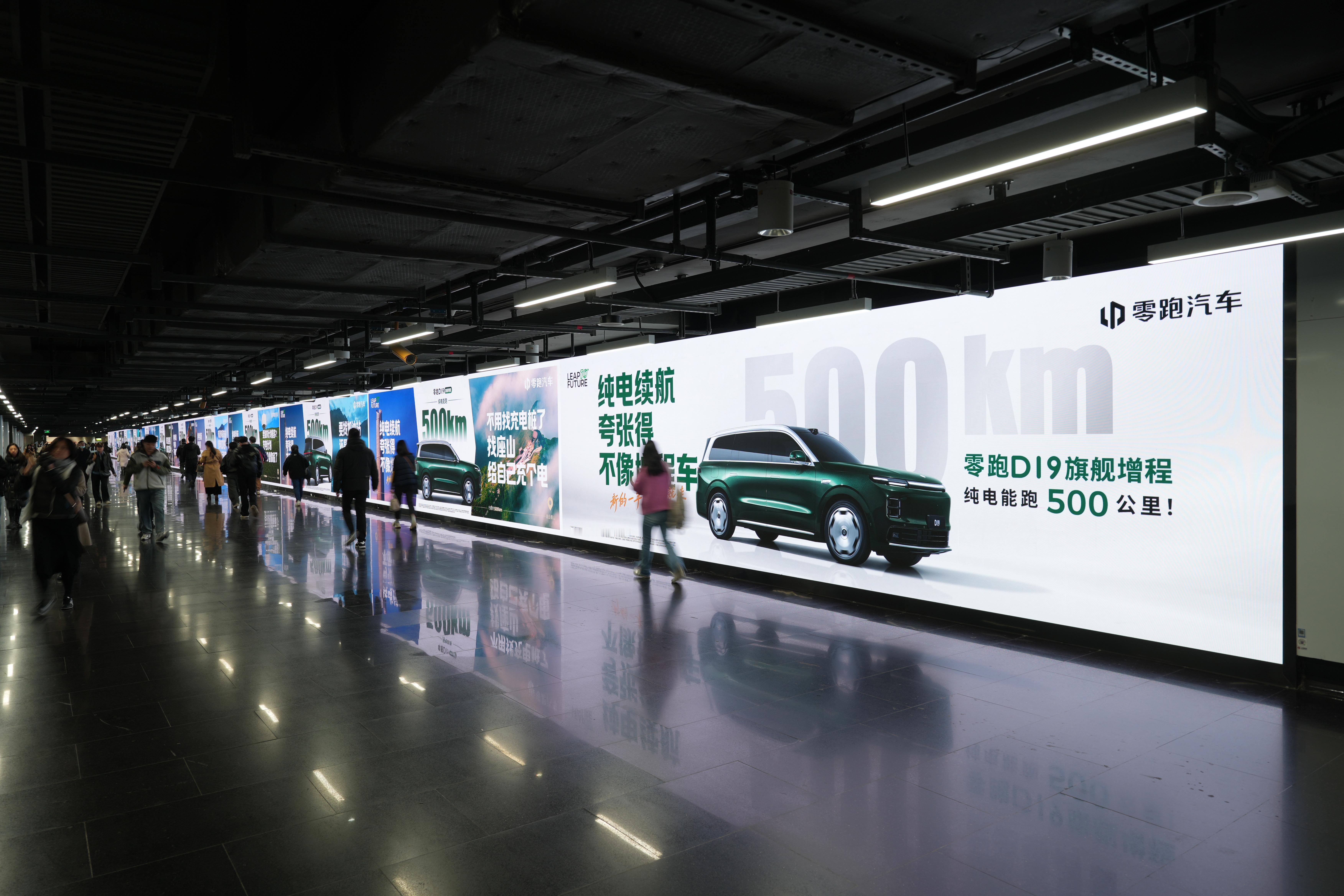 零跑D19的112米长长长广告长廊，实物效果怎么样？小零这就替你们打卡实拍画面直