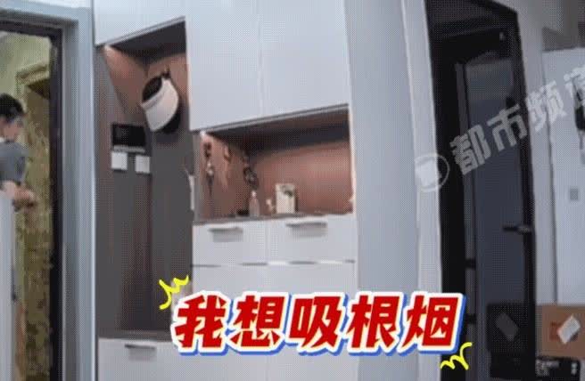 笑不活了！河北一名男子喝醉酒了躺在沙发上一直嚷嚷，这时候他妻子刚好回