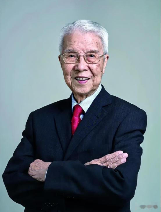 1948年，张金哲医生抱着奄奄一息的女儿，突然拿起手术刀，咬牙划开了孩子的后背。