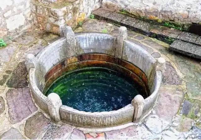 故宫里藏着72口水井，按说这么多井，喝水该不愁吧？可打从明朝建宫那天起，就没一个