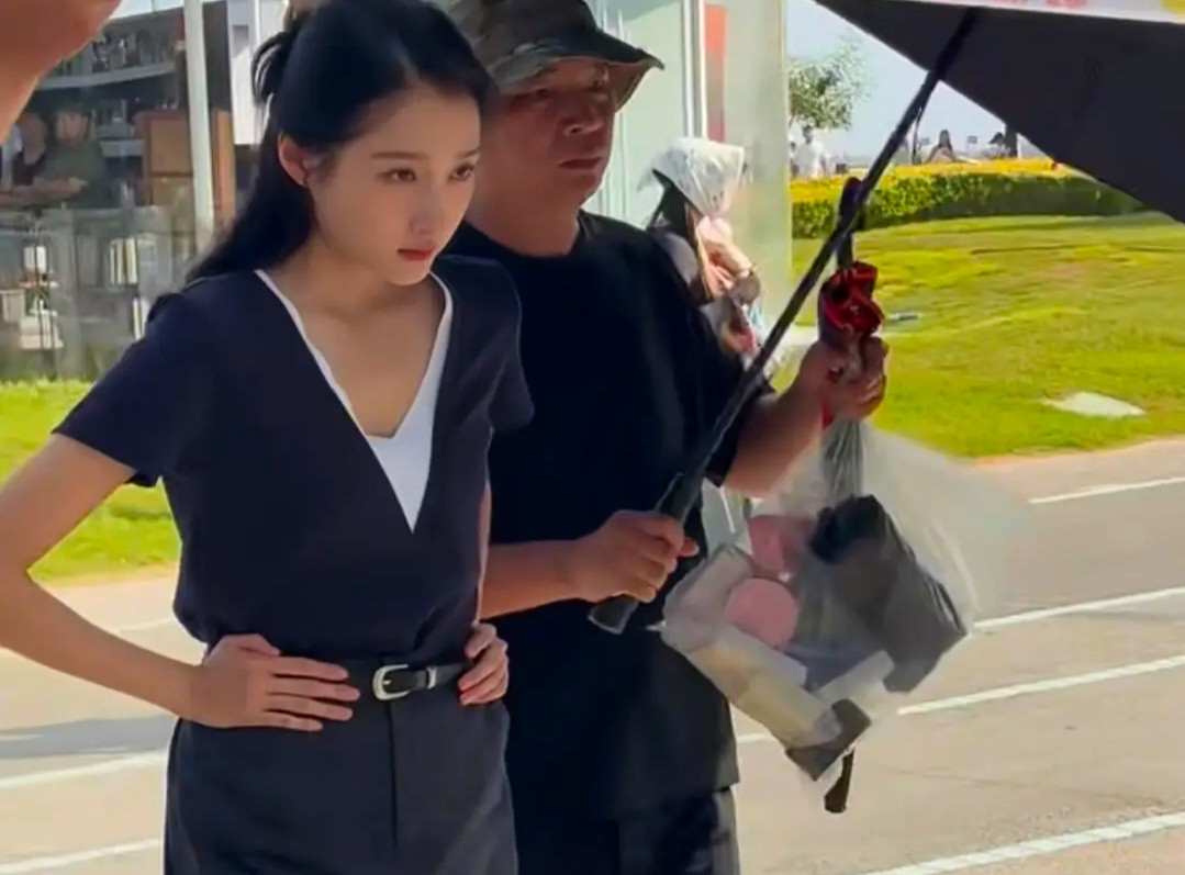 关晓彤最新照片，这身材是不是又瘦了？你们觉得状态如何？