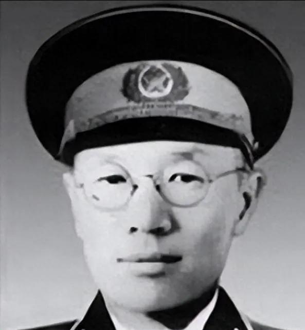 万毅真的是个传奇人物。从贫苦出身到成为少帅张学良的爱将，这一路充满故事。他在教导