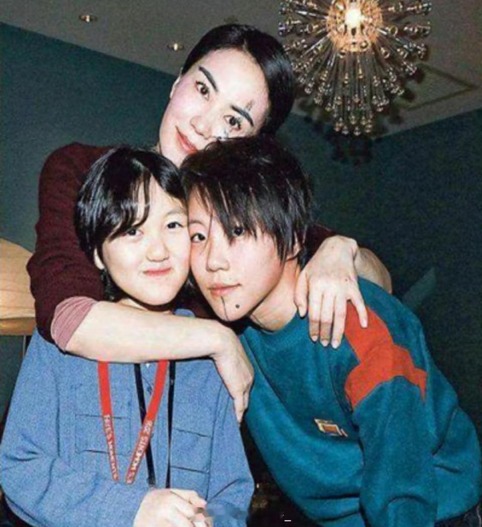 19岁李嫣近照她简直就是遗传了王菲的时尚基因，每一次出现都让人惊艳不已​​​