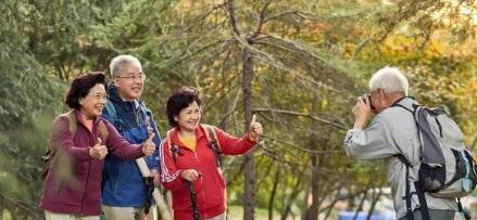 据了解，澳大利亚有一批华人，原本都是国内体制内的退休人员，五十岁时来到澳大利亚，