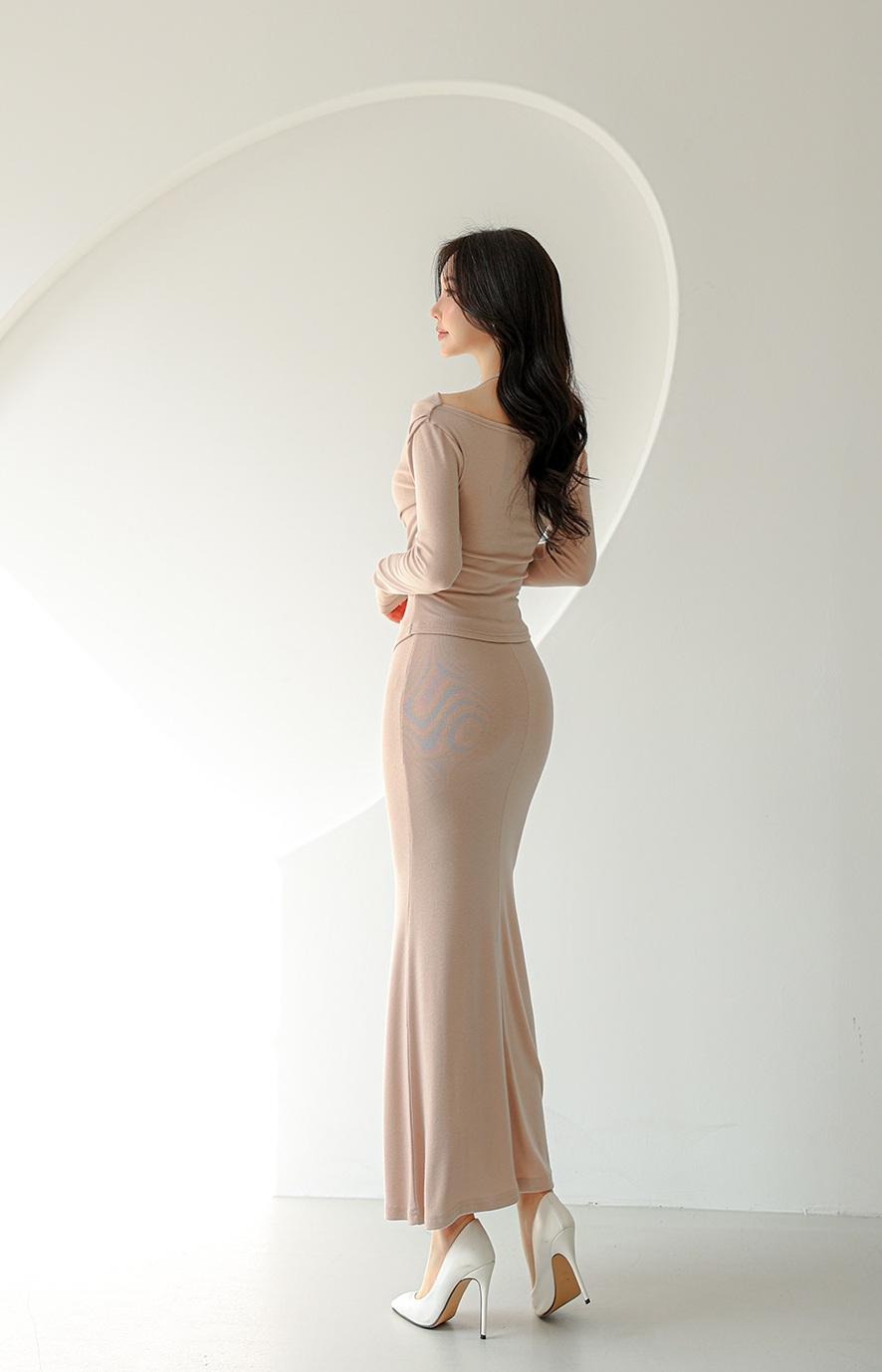 优雅长裙简直是气质女神的标配！不同季节有不同的时尚穿搭。冬天，“大衣+长裙”