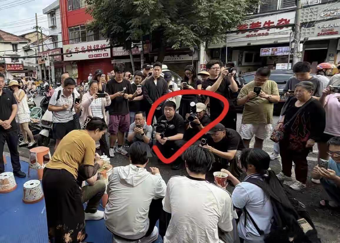 唉，吃也不会吃[抠鼻]……对面那家不好吃多了[无奈摊手]……