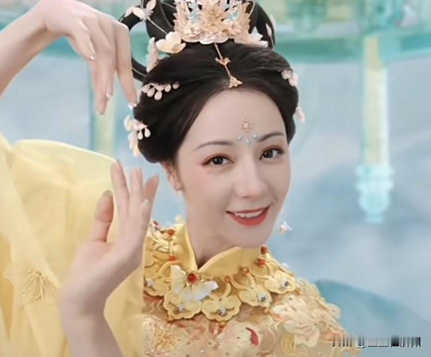 迪丽热巴中秋晚会，这个嫦娥造型，说实话，我是真欣赏不来……当然这纯属个人