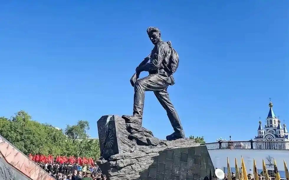 好家伙，一国首相，为了一座雕像，居然罕见地用日语、俄语双语发文，绕来绕去就一句话