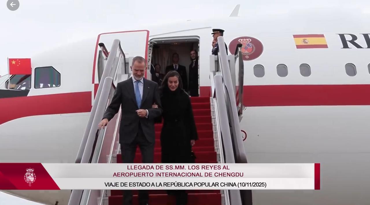 西班牙国王抵达中国，机场红毯红得惹眼，接机现场也隆重又热闹！11月10日西班牙国