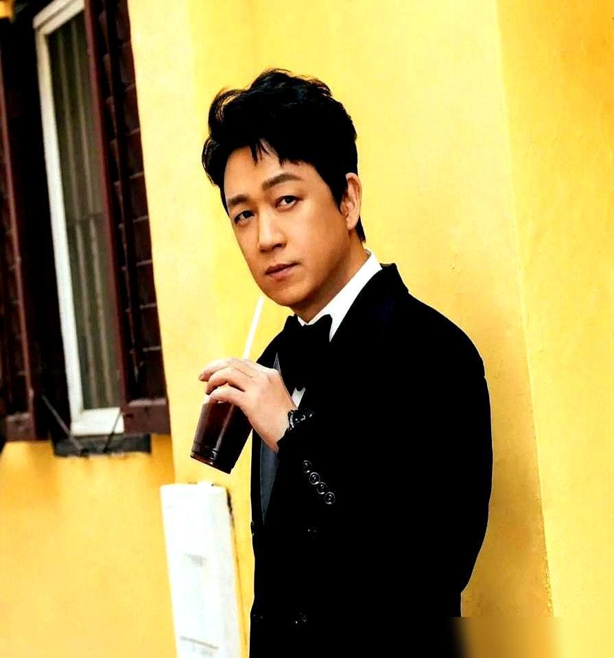 11年互撕拉黑泼脏水！潘粤明转头就拉董洁进了三人家庭群！2023年顶顶14