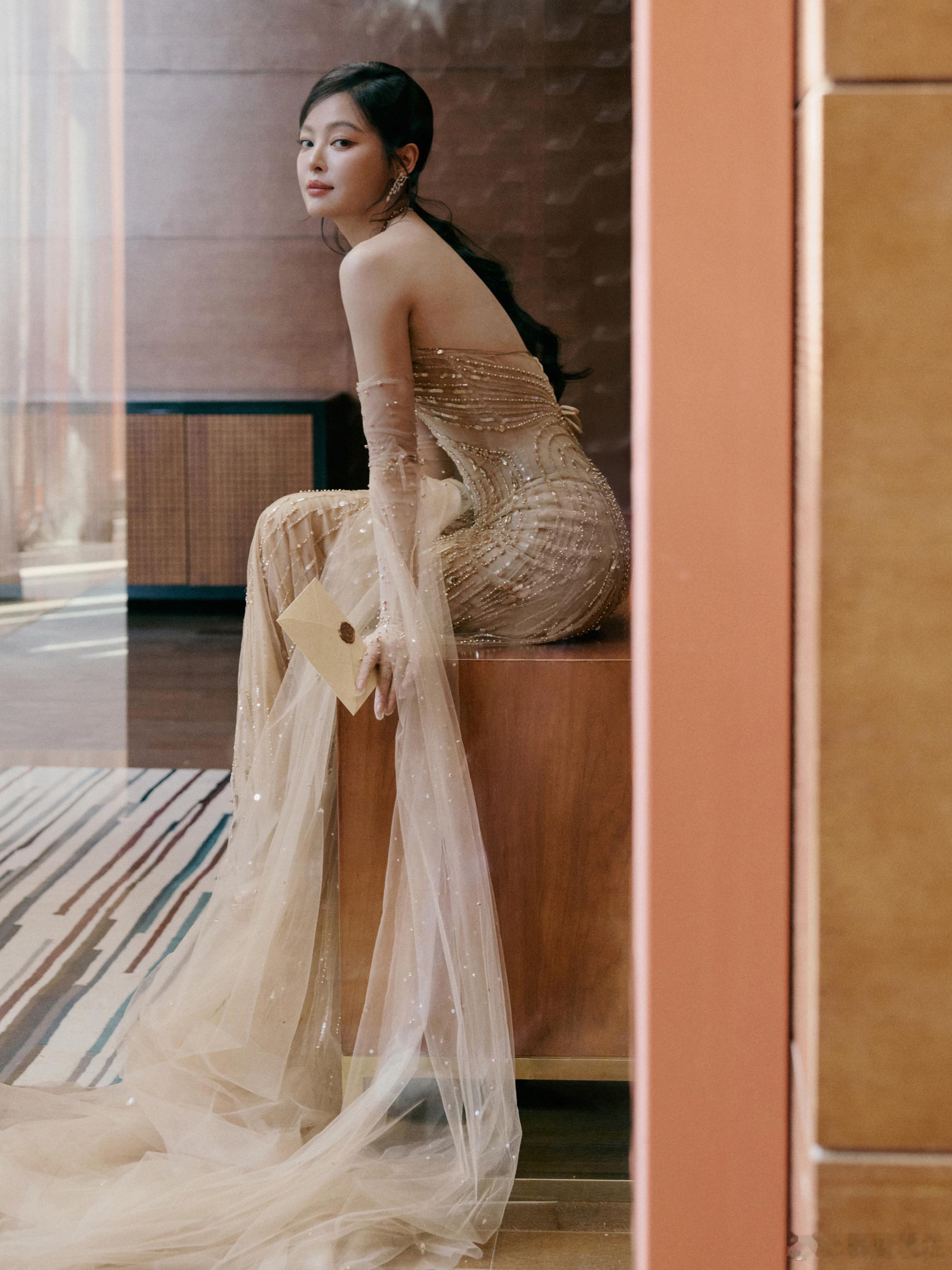 辛芷蕾的状态辛芷蕾凭造型再度出圈！裸背挂脖设计小众高级，流畅肩背线条抓人眼球，