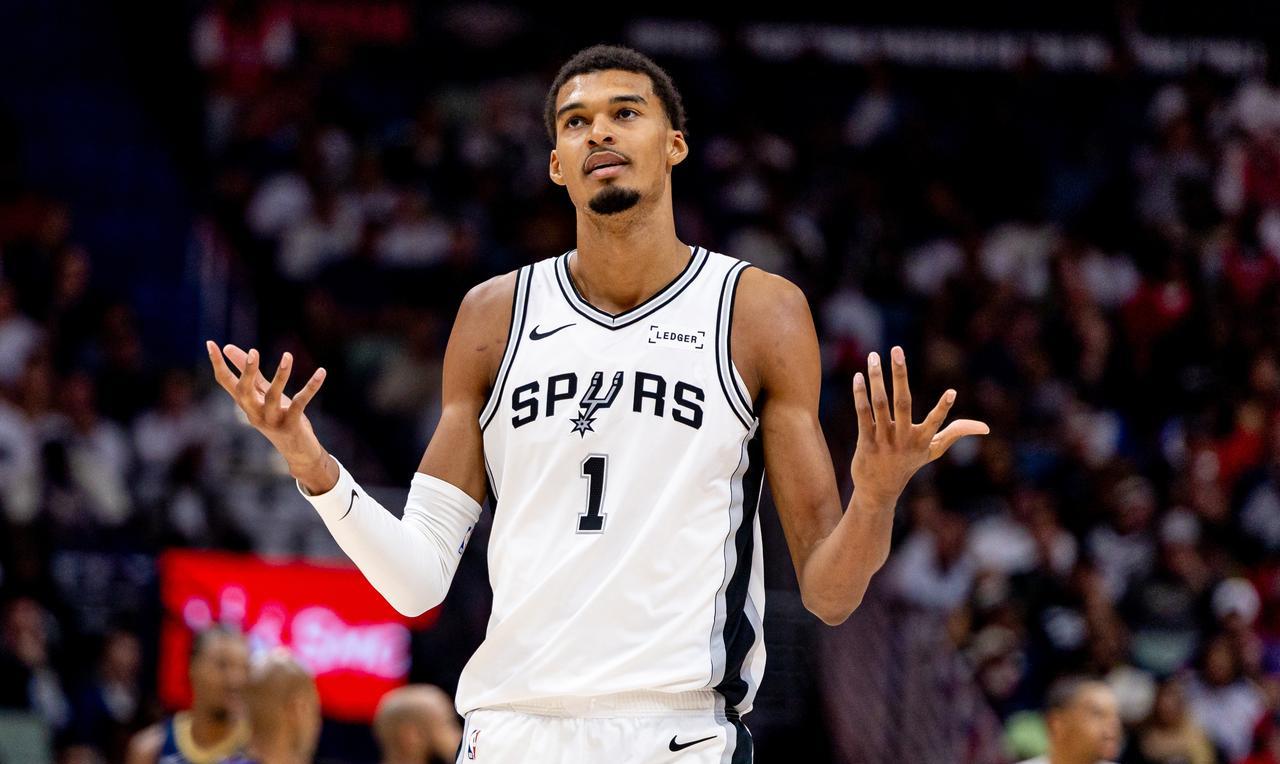 马刺118-113-太阳，赛季首败！今天太阳派布克和奥尼尔主防文班，然后接球马上