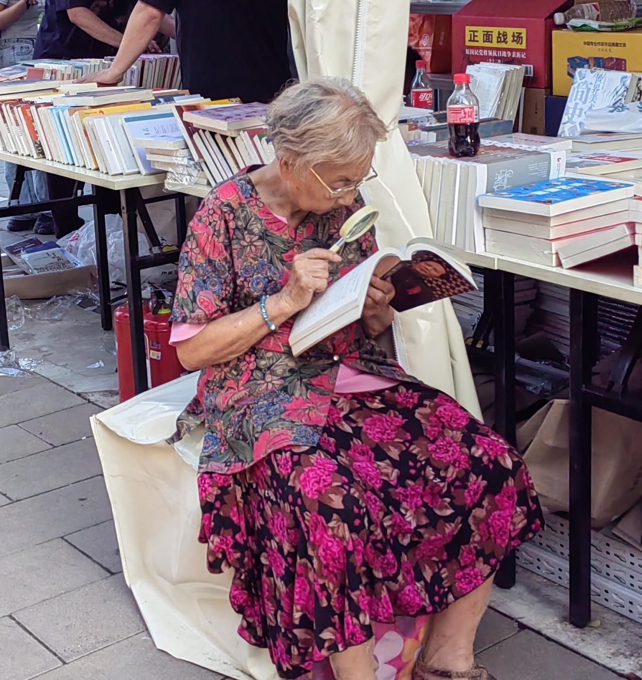 为什么我家阿尔兹海默症老太太特别爱认字？虽然记性糟糕，但87岁的老太太的文字记忆