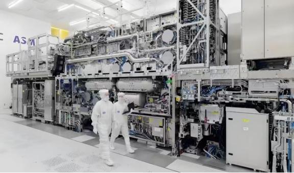 中美现在的情况是，一个不卖光刻机，一个不卖稀土，那么到底是中国先解决光刻机，还是