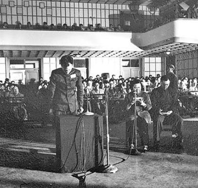 1943年4月上旬，一名日本军官说“太累赘了，将他们杀掉吧”，随后日本士兵将2名