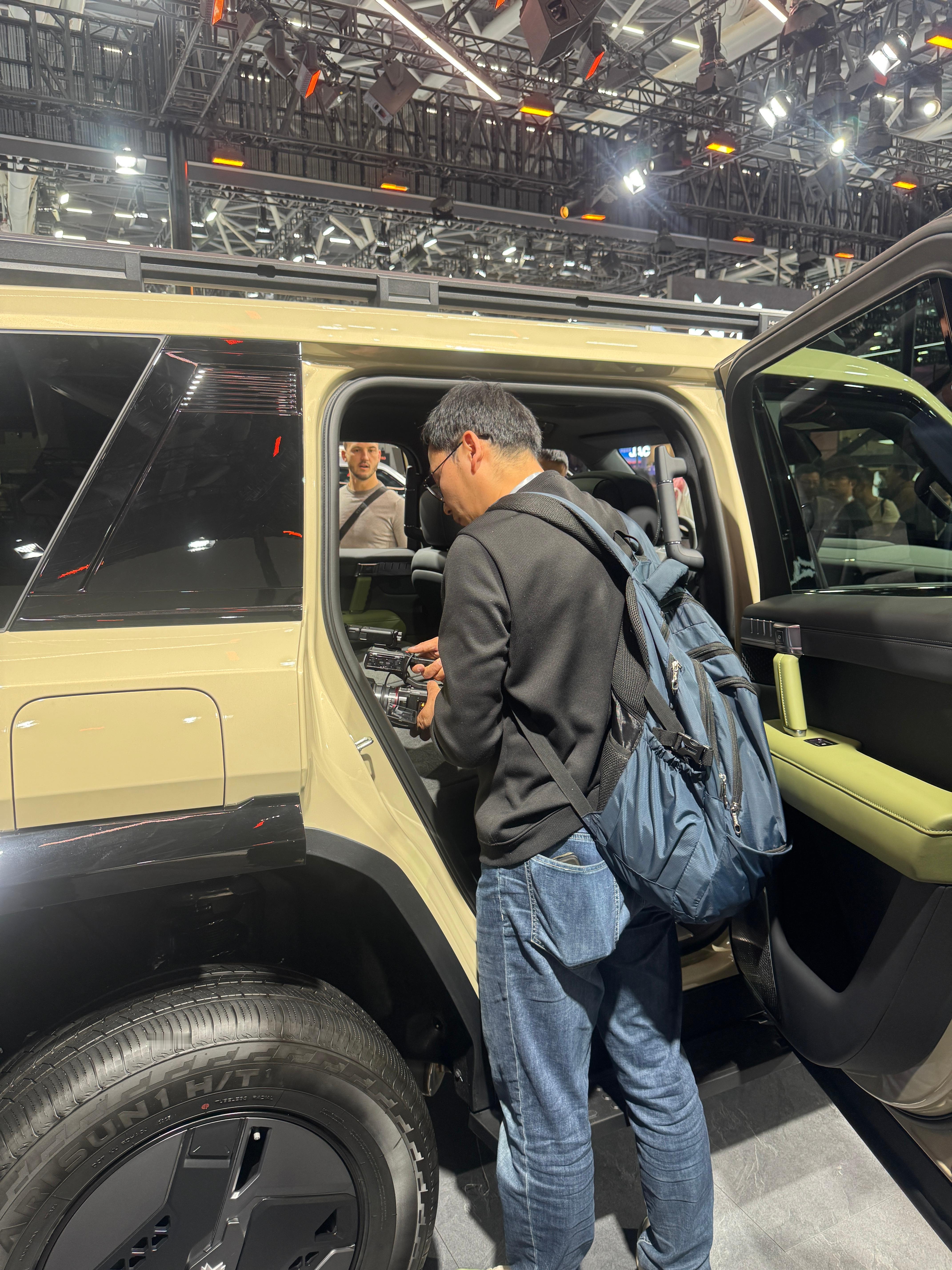 刚刚在猛士拍摄，正钻车里拍内饰呢被图1这个家伙拽出来了喊着“让我先拍”我突然间