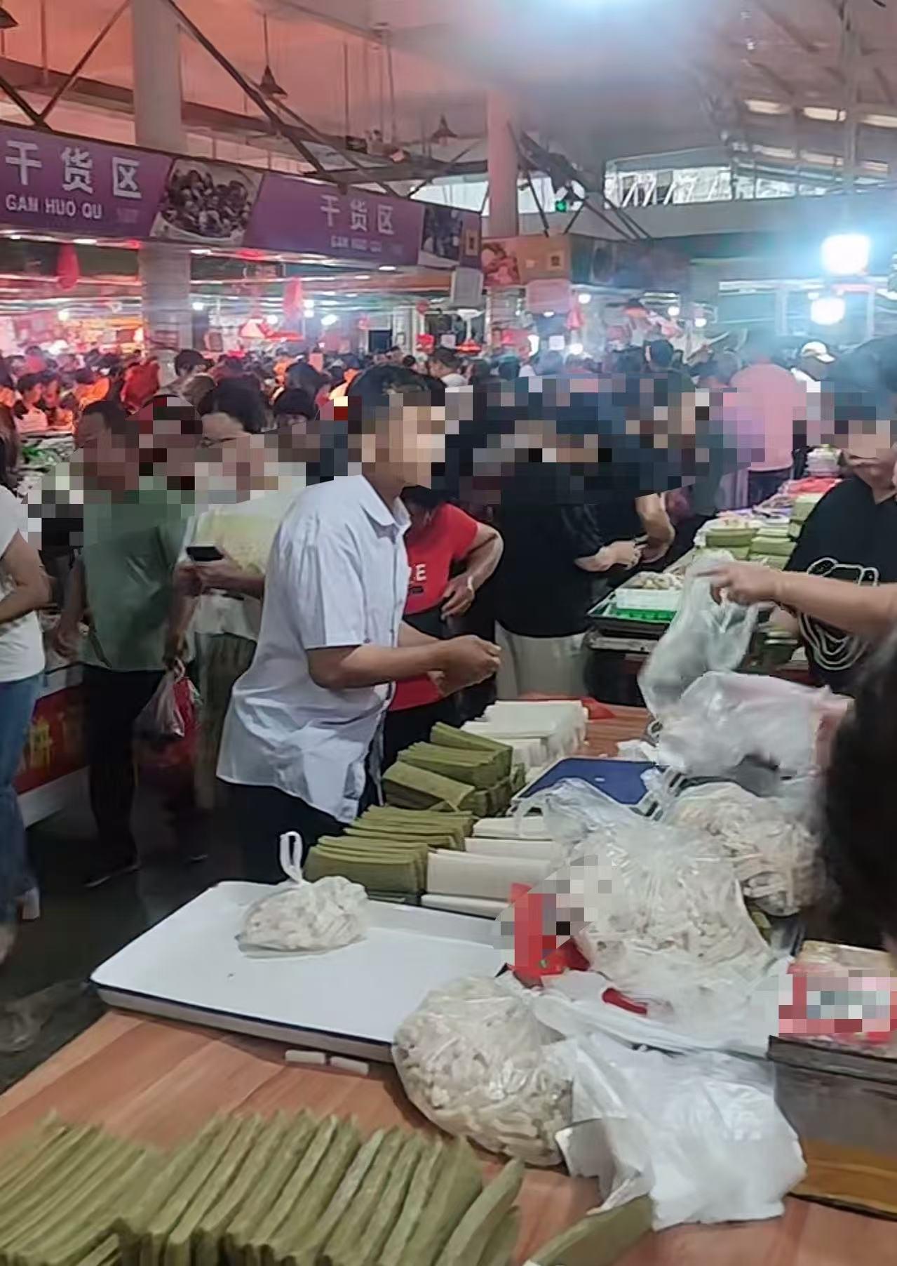 “风向真的变了！”中秋、十一出门旅游的人少了，反而菜市场人挤人。早上我去菜市场买