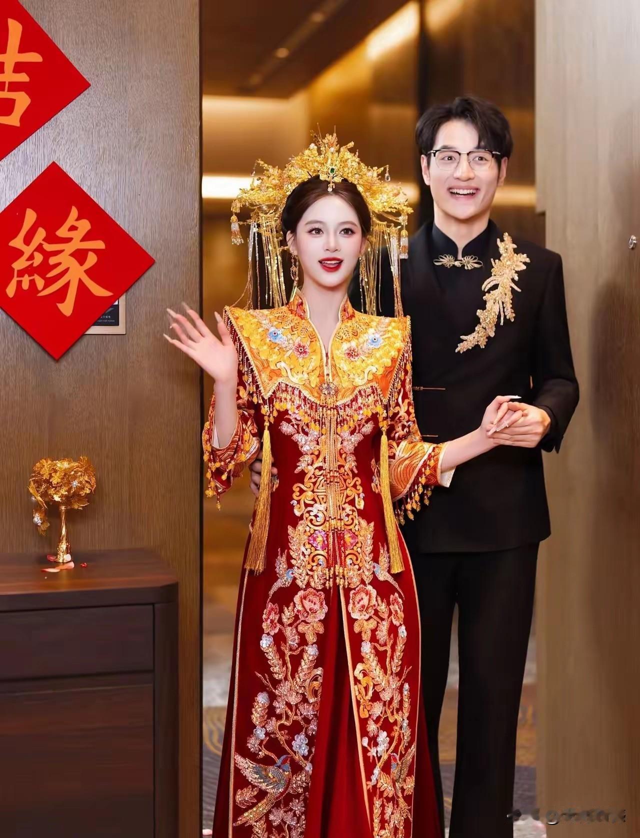 非常喜欢新娘子穿的这身结婚盛装，看起来特别的雍容华贵，富丽堂皇，充满了喜庆的氛围