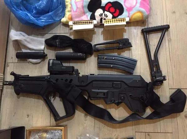 台湾黑帮军械库中的以色列军用突击步枪和榴弹发射器台中市没收的小型军火库中包括一