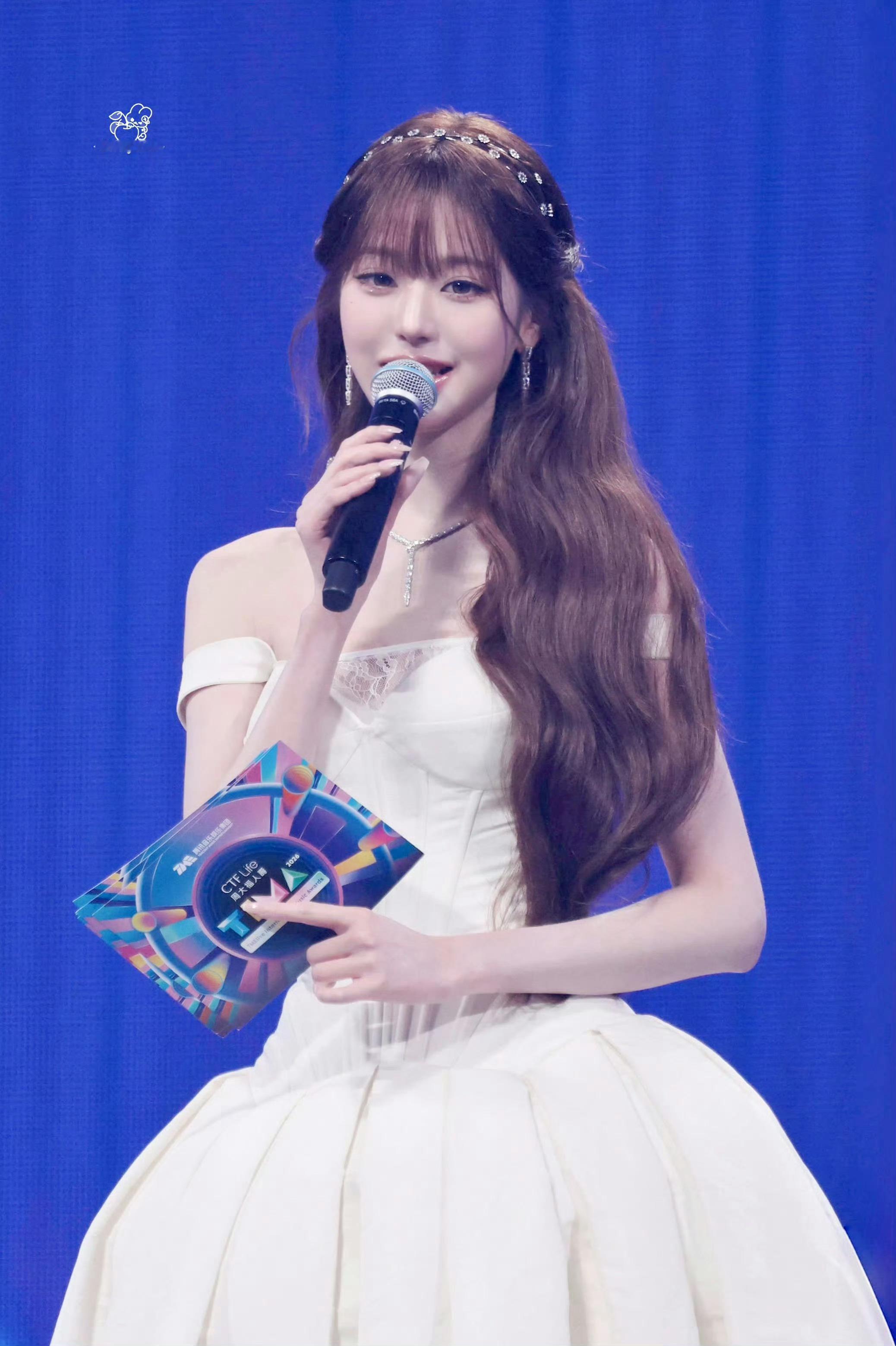 张元英走路姿势🐰张元英TIMA主持好美完全就是优雅的公主我家仙鹤就这样闪耀TI