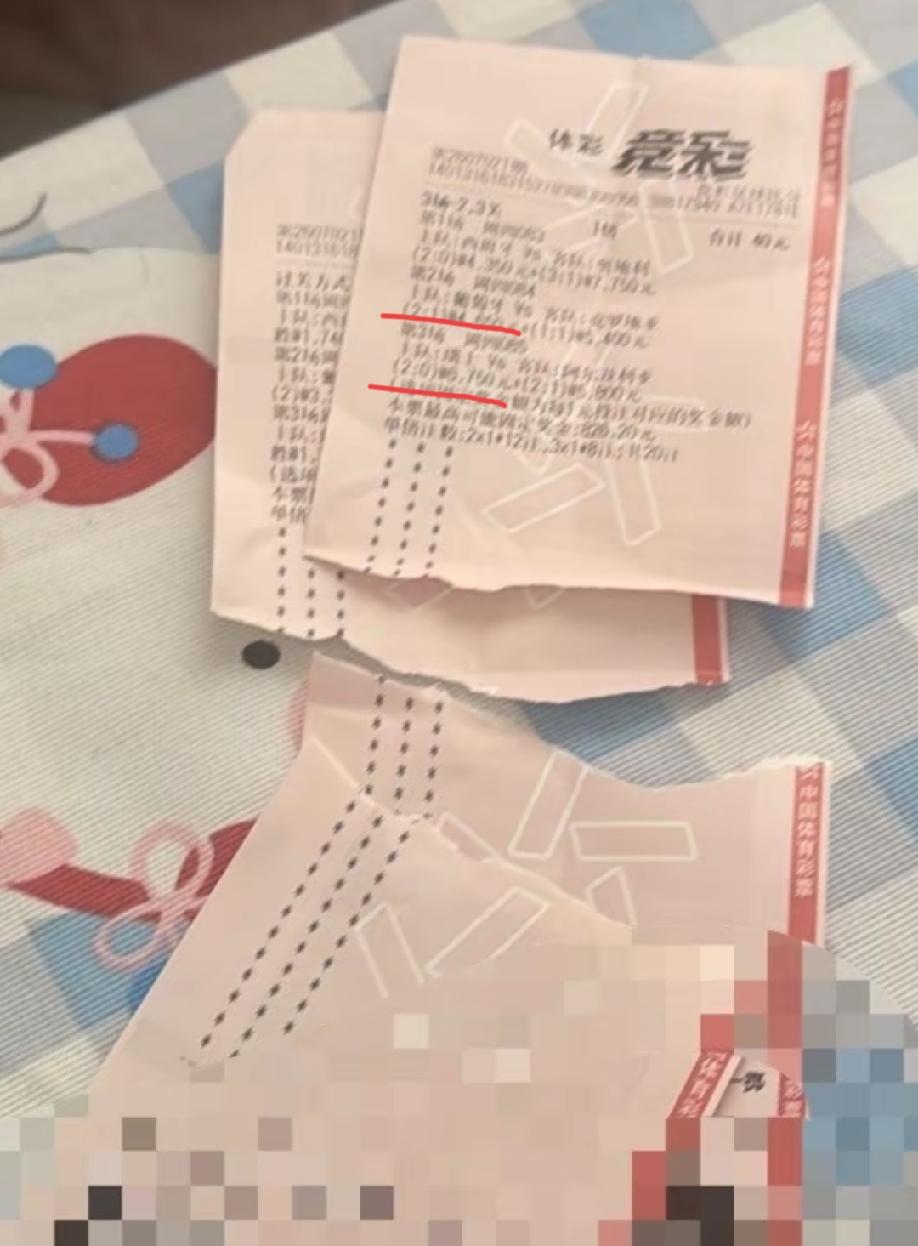 克罗地亚补时绝平2:2，有球迷就当场把彩票撕了，之后裁判通过回看var，确认此球