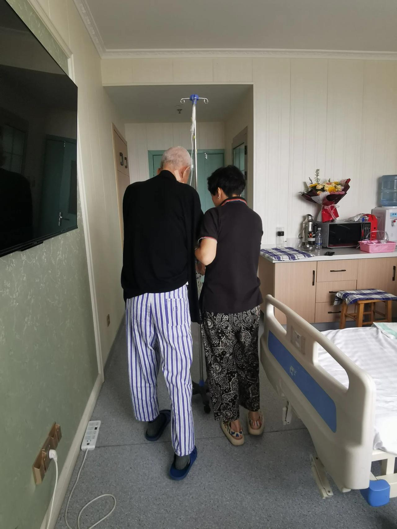 老哥入院手术，到今天已经整整半个月了。这半个月的恢复还是很快的，可以说是一天一个