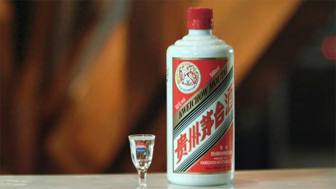 昨晚饭局，有个消息灵通的朋友神秘兮兮地说：“你知道吗？现在专卖店里的马茅，一瓶都