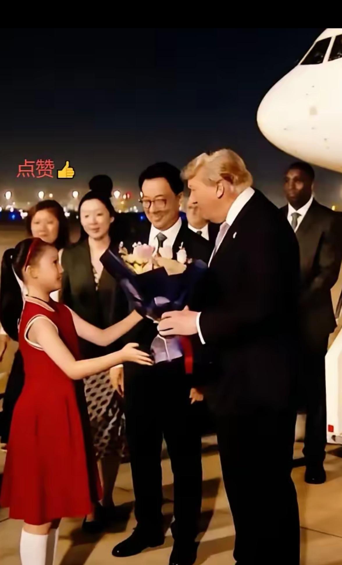 那张穿红裙子的照片，我盯着看了好几遍。不是因为她多特别。恰恰相反，是因为她太