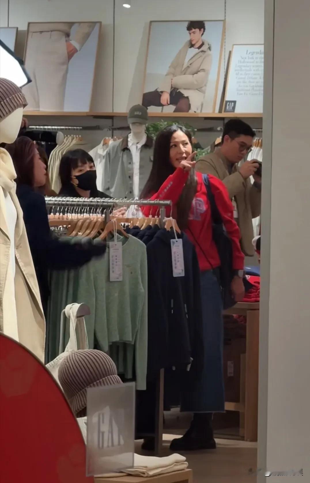 港星滕丽名现身东莞购物，穿着一件红色的卫衣配牛仔裤，长发披肩，身材清瘦。她的脸