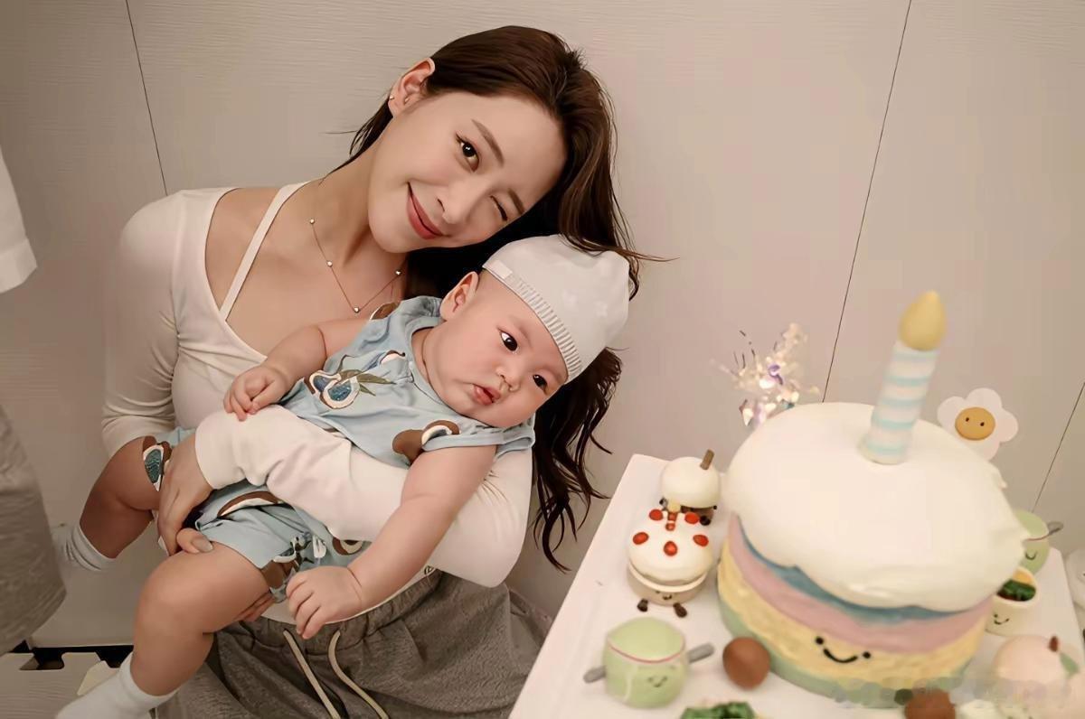 欧阳妮妮为儿子小睦睦办4个月收诞派对，姨妈欧阳娜娜、欧阳娣娣都特意赶回家为外甥庆