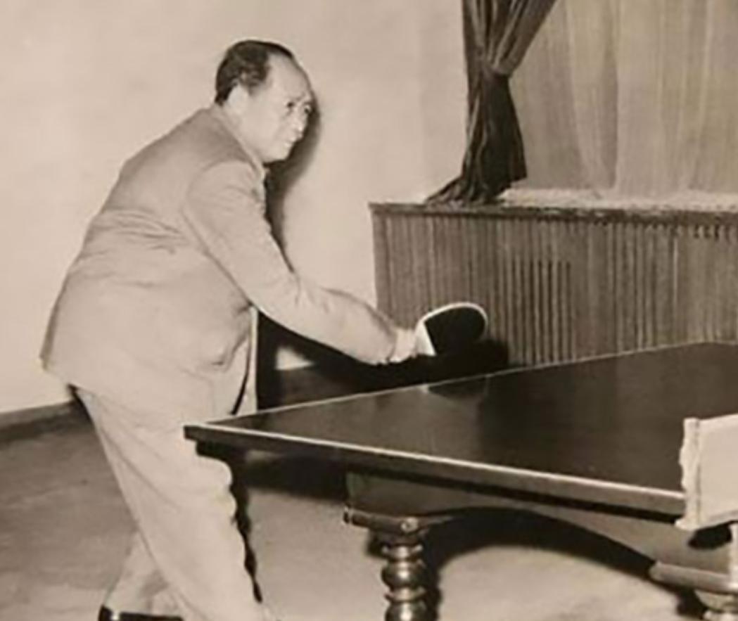 虽然伟人活到了83岁，但他的保健医生却说：“其实伟人不具备长寿的条件，他长寿是因