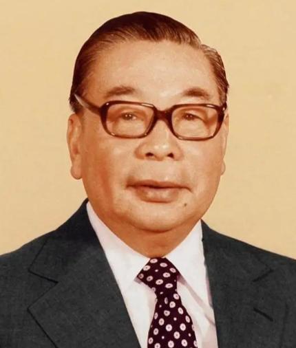 1988年，蒋经国在台北病逝，深夜时分，灵堂里却来了两个神秘的男子，这两个男子故