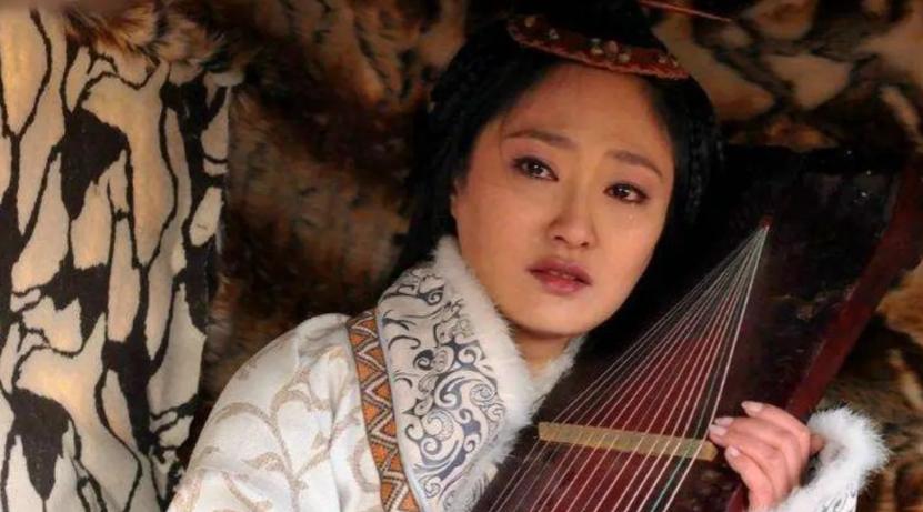 流落匈奴12年的蔡文姬，被师兄曹操重金赎回中原。没多久，35岁的蔡文姬，