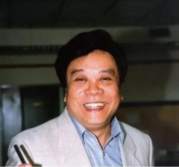 赵忠祥数几年时间里一直和我保持着不正当关系，并且把我折磨的满身疾病，我有十盒录音